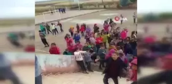 Öğrencileri kıramayan okul müdürü sahneye çıkıp şarkı söyledi