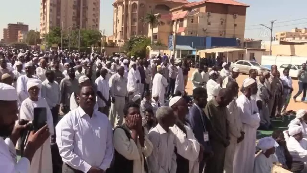 Sudan\'da yüzlerce kişi, ordu ile siviller arasında imzalanacak anlaşmayı protesto etti