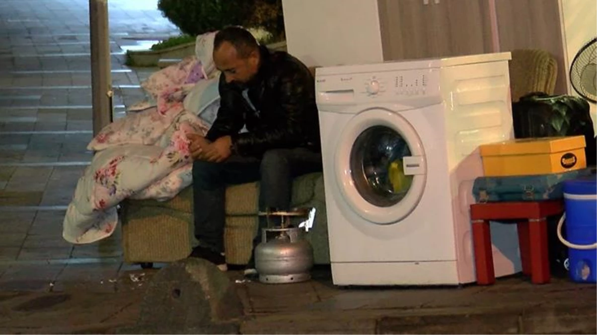 Kiralık ev tutmak için İstanbul\'a gelen adam, dolandırıldığını anlayınca eşyalarıyla sokakta kaldı