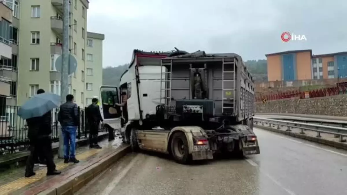 Tır kazası kamerada...Kontrolden çıkan tır sitenin otoparkına daldı