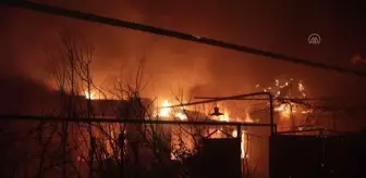 Ukrayna'nın Ivanivske Köyü'nde çıkan yangına ekipler müdahale etti