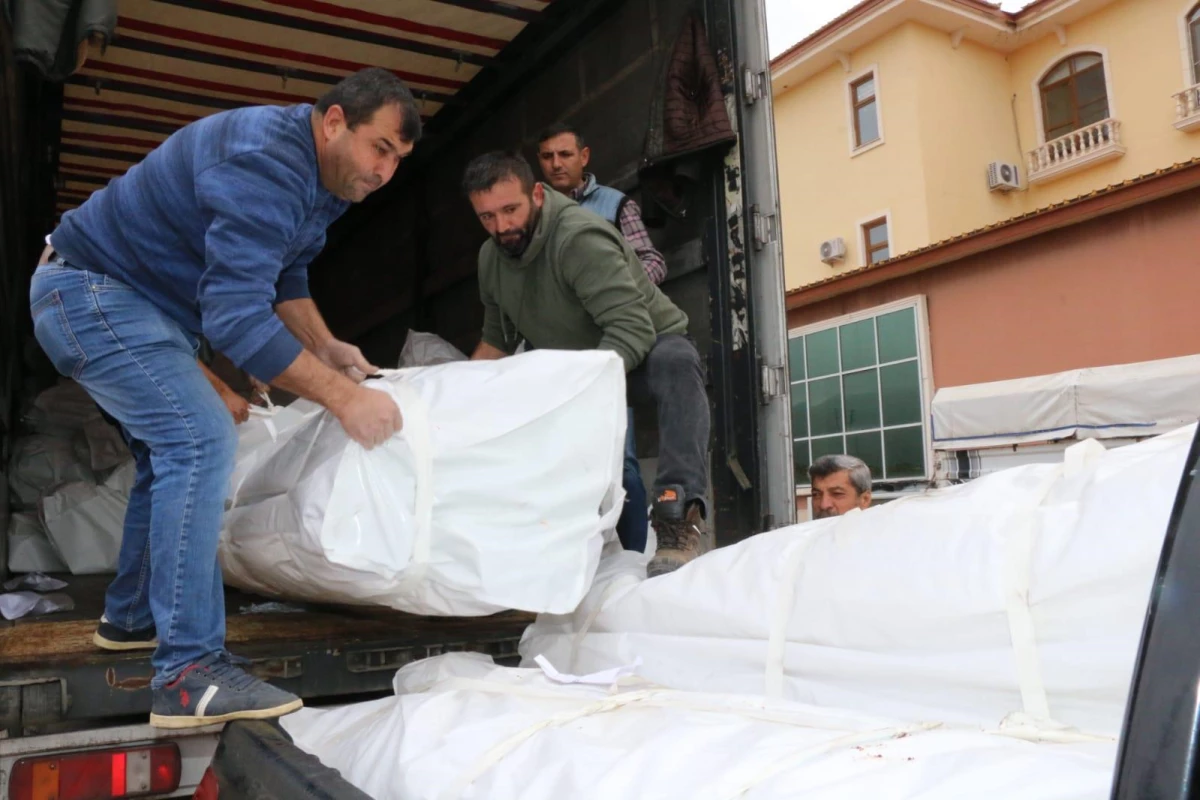 Adana\'da hayvancılık yapan konargöçerlere yaşam çadırı dağıtıldı