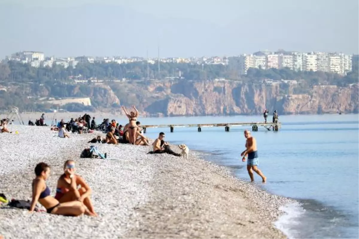 Antalya\'da deniz suyu sıcaklığı 21 derece, sahil dolu