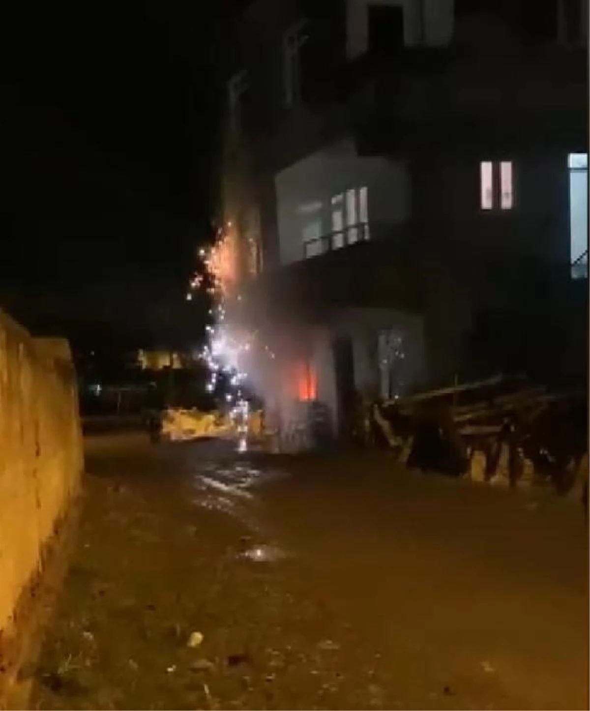 Arnavutköy\'de eşine kızıp kirada kaldığı evi iki kez yaktı; arazide uyurken polise yakalandı