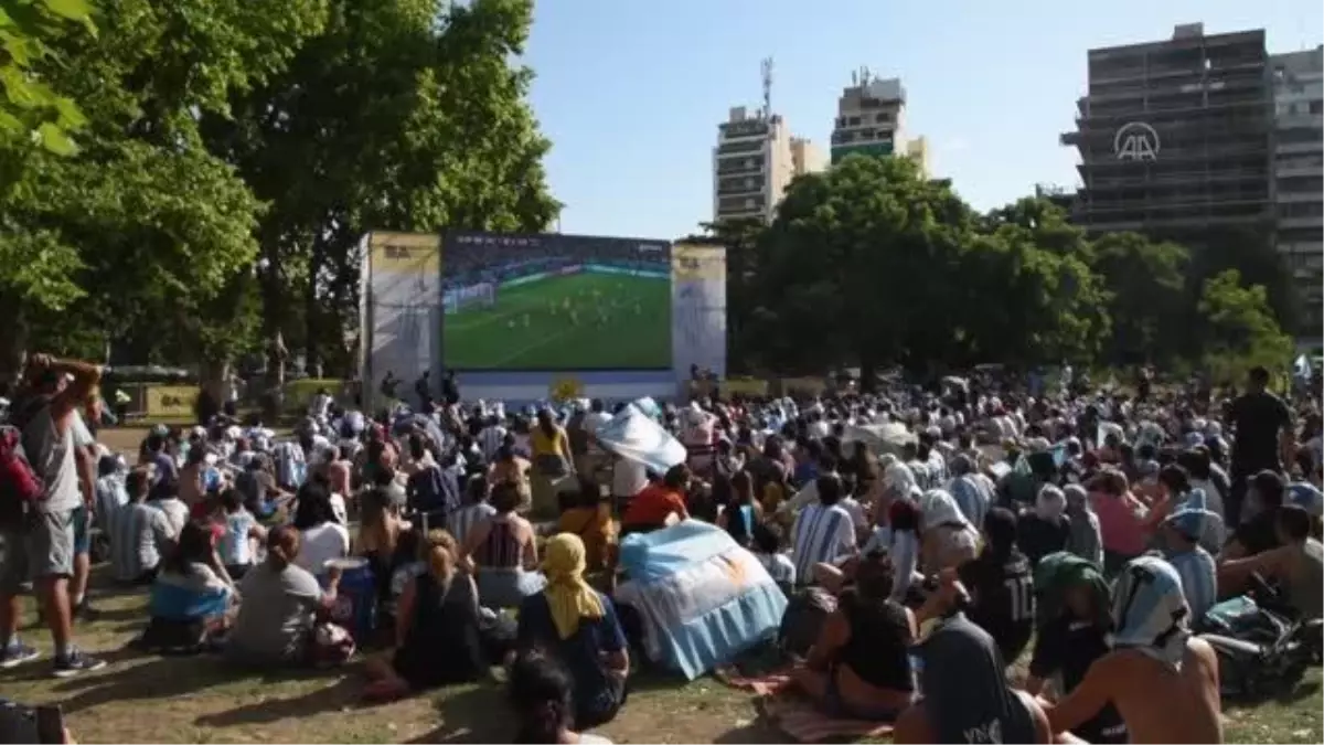 BUENOS AIRES - Arjantin\'in Dünya Kupası\'nda çeyrek finale yükselmesi sevinçle karşılandı(2)