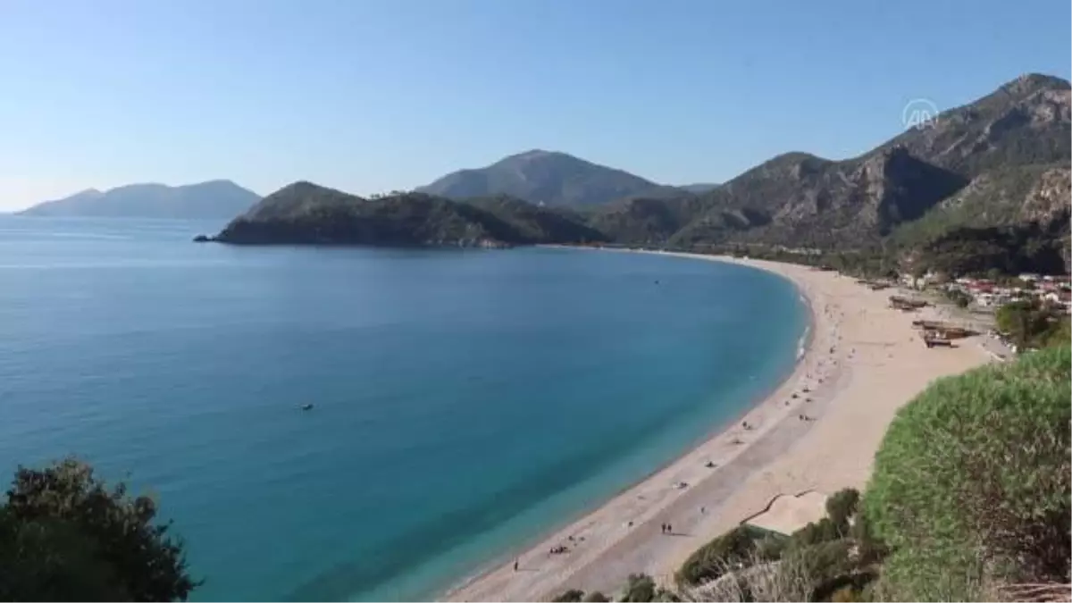 Fethiye ve Marmaris\'te güneşli hava sahilleri hareketlendirdi