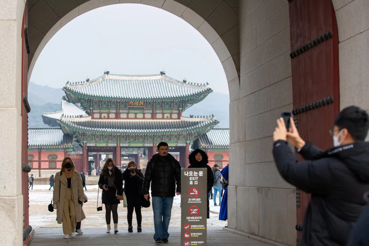 Güney Kore\'de Turistler Kar Altındaki Gyeongbokgung Sarayı\'nı Ziyaret Etti