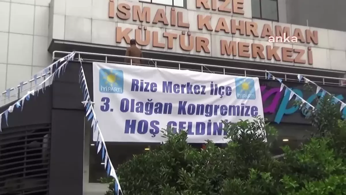 İyi Parti Rize Merkez İlçe Kongresinde Seçimi Kaybeden Adayla Kazanan Adayın Taraftarları Arasında Kavga Çıktı