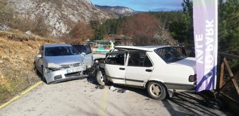 Kastamonu'da iki otomobilin çarpışması sonucu 5 kişi yaralandı