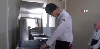 Meslek lisesi öğrenciler çikolata üretiyor