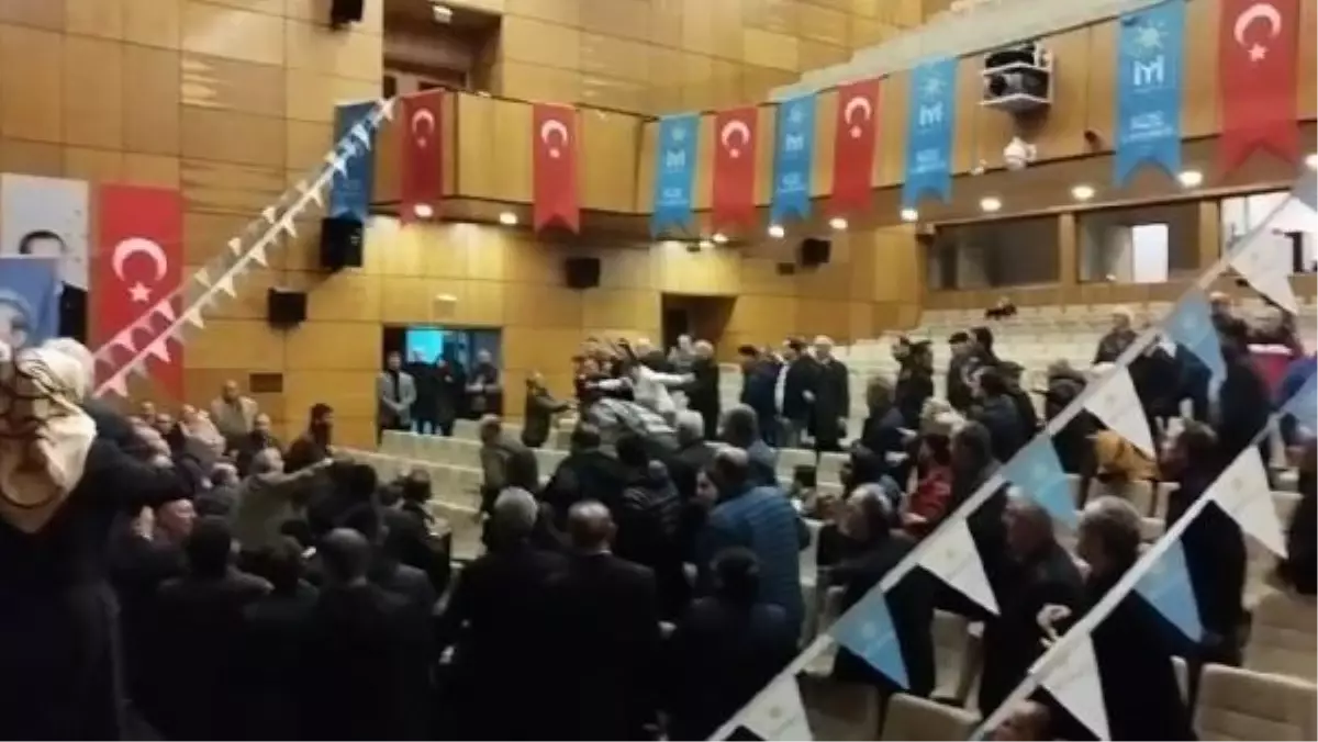 RİZE\'DE, İYİ PARTİ KONGRESİ\'NDE TEKMELİ YUMRUKLU KAVGA