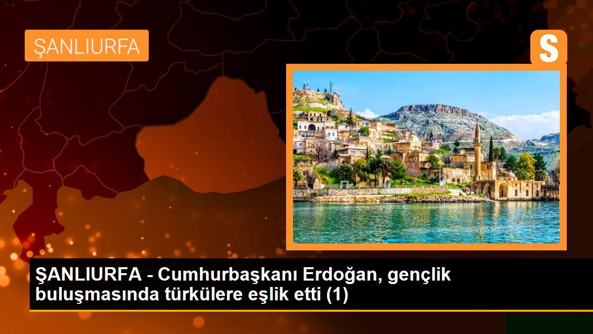 ŞANLIURFA - Cumhurbaşkanı Erdoğan, gençlik buluşmasında türkülere eşlik etti (1)