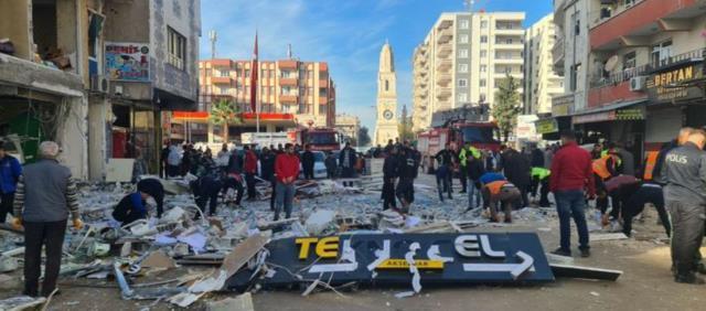 Şanlıurfa'da bir apartmanın zemin katında patlama meydana geldi! İlk belirlemelere göre 4 kişi yaralandı