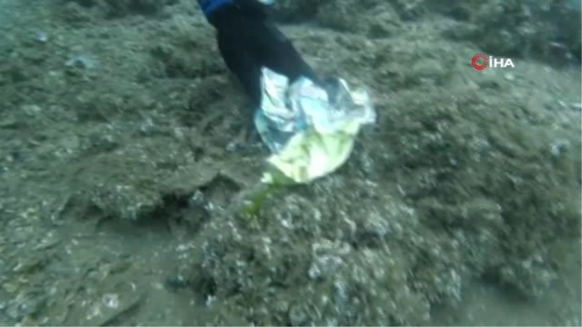 Trakya Üniversitesi öğrencileri İzmir körfezi\'nde su altına dalış yaparak temizlik yaptı