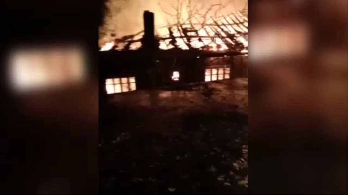 ZONGULDAK - İki katlı ahşap ev yandı