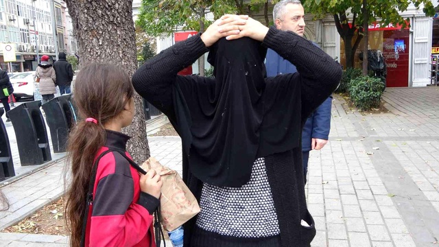 Çöpten yemek yeme numarası yapan dilenciler yakalandı Çöpten yemek yeme numarası yapan dilenciler yakalandı