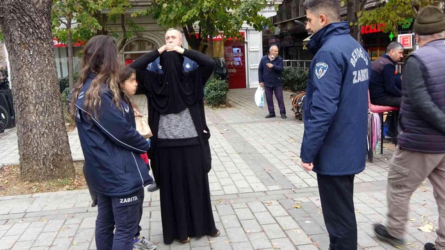 Çöpten yemek yeme numarası yapan dilenciler yakalandı Çöpten yemek yeme numarası yapan dilenciler yakalandı