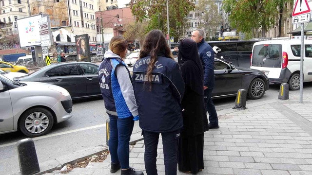 Çöpten yemek yeme numarası yapan dilenciler yakalandı Çöpten yemek yeme numarası yapan dilenciler yakalandı
