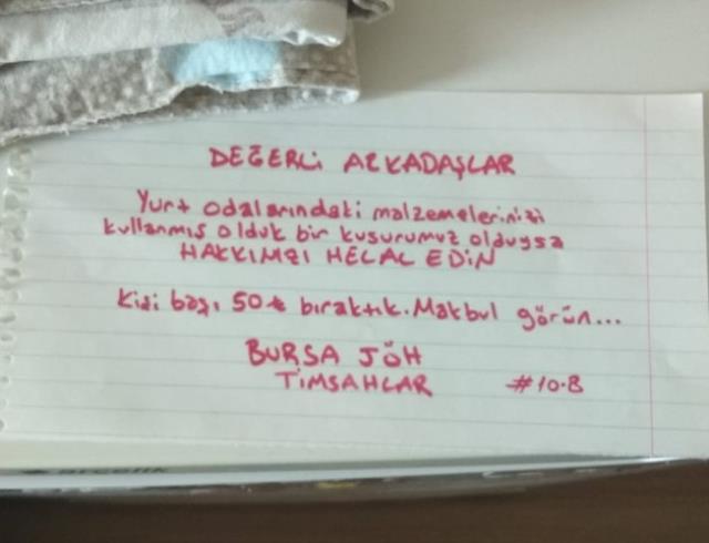 Depremde Düzce'ye gelen destek ekipleri konakladıkları yurtlarda öğrencilere not ve para bıraktı Depremde Düzce'ye gelen destek ekipleri konakladıkları yurtlarda öğrencilere not ve para bıraktı