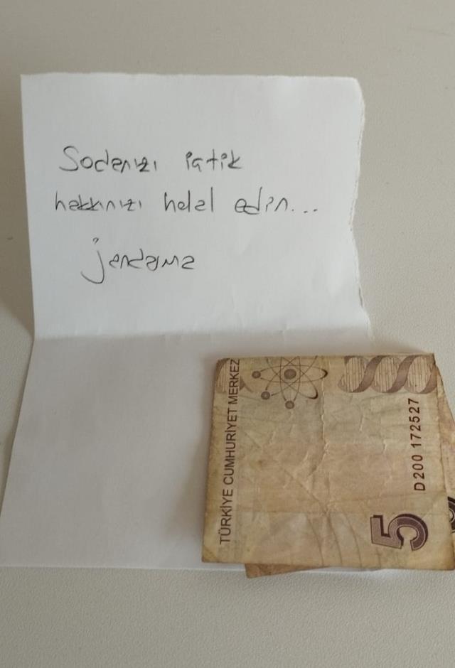Depremde Düzce'ye gelen destek ekipleri konakladıkları yurtlarda öğrencilere not ve para bıraktı Depremde Düzce'ye gelen destek ekipleri konakladıkları yurtlarda öğrencilere not ve para bıraktı