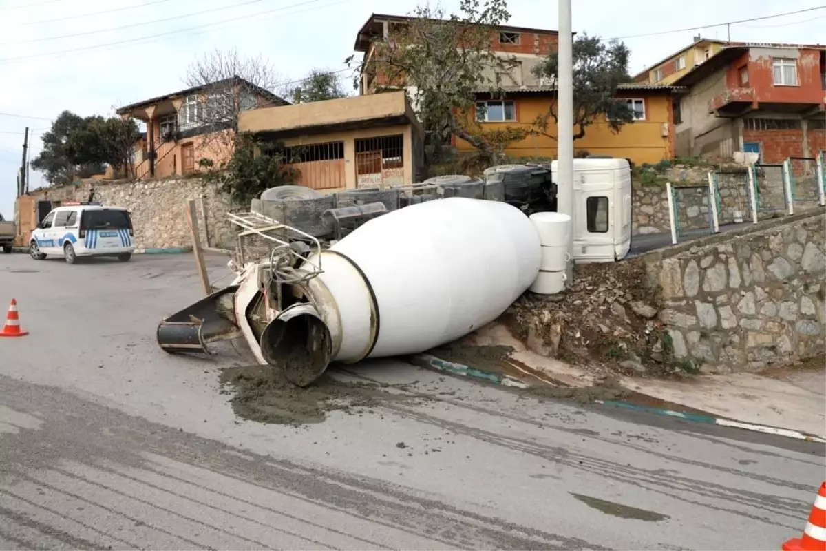 Dönüş yapan beton mikseri devrildi, sürücü yara almadan kurtuldu