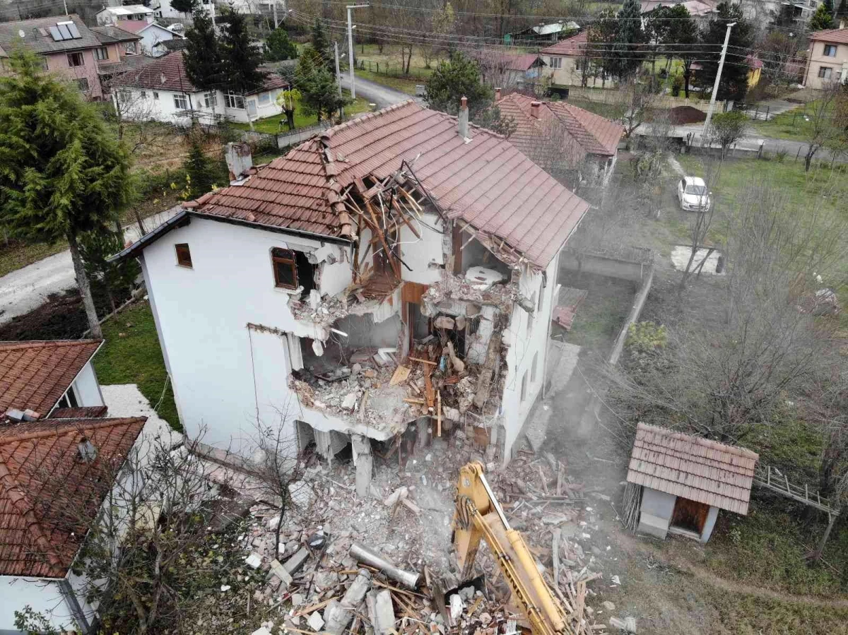 Düzce\'de ağır hasar alan 107 bina yıkıldı