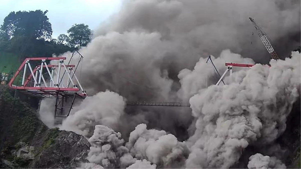 Endonezya\'da yanardağ faaliyete geçti! 2 bin köylü tahliye edildi