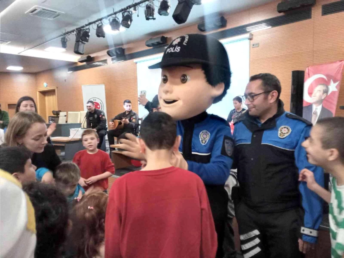 Engelli çocuklar maskot polis Cesur\'la gönüllerince eğlendi