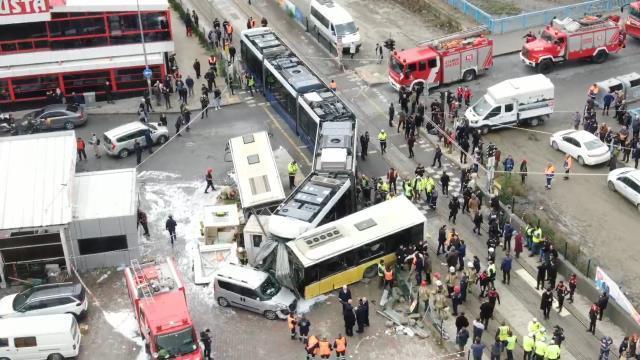 Eyüpsultan'da tramvay ile İETT otobüsü çarpıştı: 4'ü ağır 19 yaralı var