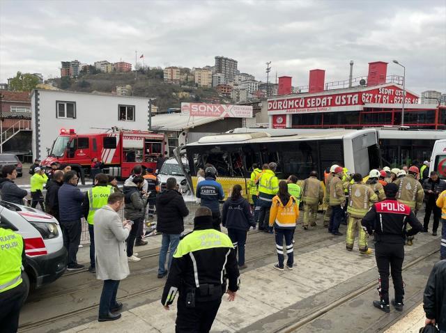 Eyüpsultan'da tramvay ile İETT otobüsü çarpıştı: 4'ü ağır 19 yaralı var