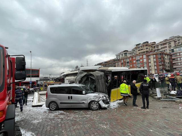 Eyüpsultan'da tramvay ile İETT otobüsü çarpıştı: 4'ü ağır 19 yaralı var