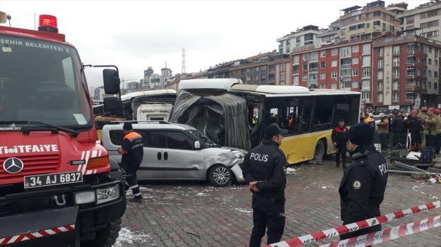 Eyüpsultan'da tramvay ile İETT otobüsü çarpıştı: 4'ü ağır 19 yaralı var