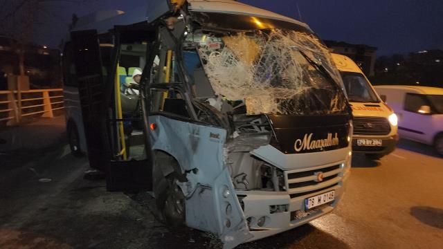 Halk otobüsü ile minibüs çarpıştı; 14 yaralı var