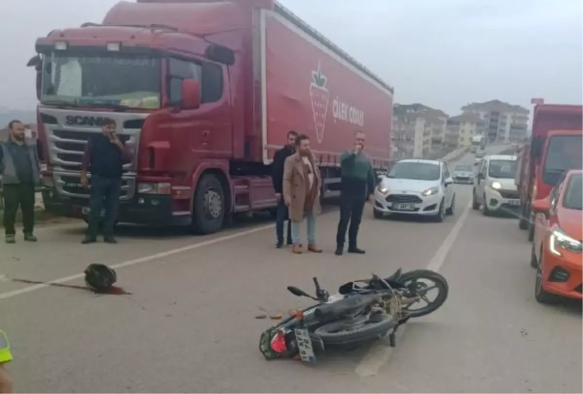 Halk otobüsüyle kafa kafaya çarpışan motosikletin sürücüsü hayatını kaybetti