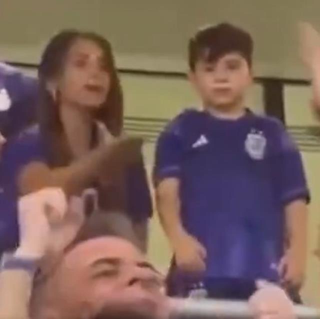 Herkes onları kayda alırken Messi'nin oğlu tribünde yaptığı hareketle annesini çıldırttı Herkes onları kayda alırken Messi'nin oğlu tribünde yaptığı hareketle annesini çıldırttı