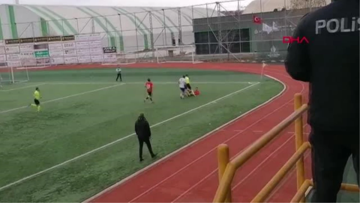 SPOR Silivri\'de bölgesel amatör lig maçında saha ve tribün karıştı