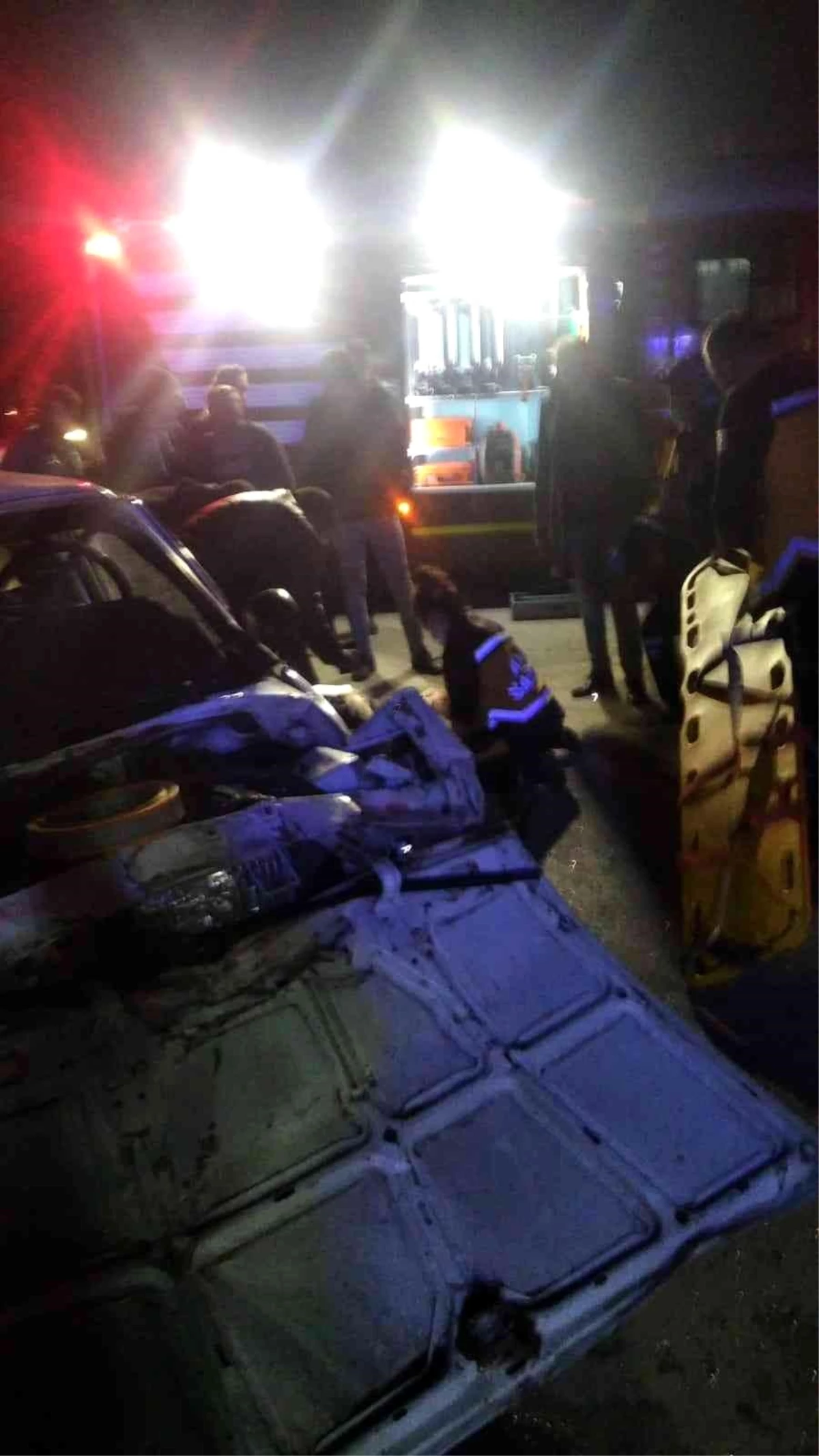 İzmir\'de iki araç kafa kafaya çarpıştı: 4 yaralı