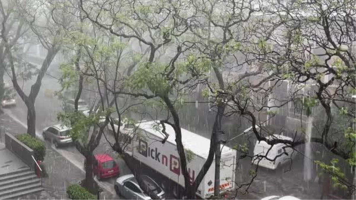 JOHANESBURG - Güney Afrika\'da şiddetli dolu yağışları