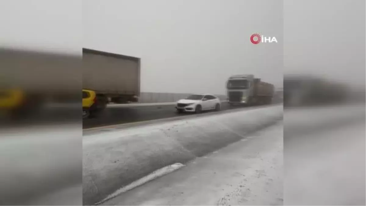 Kars\'ta buzlanan yol nedeniyle tırlar mahsur kaldı