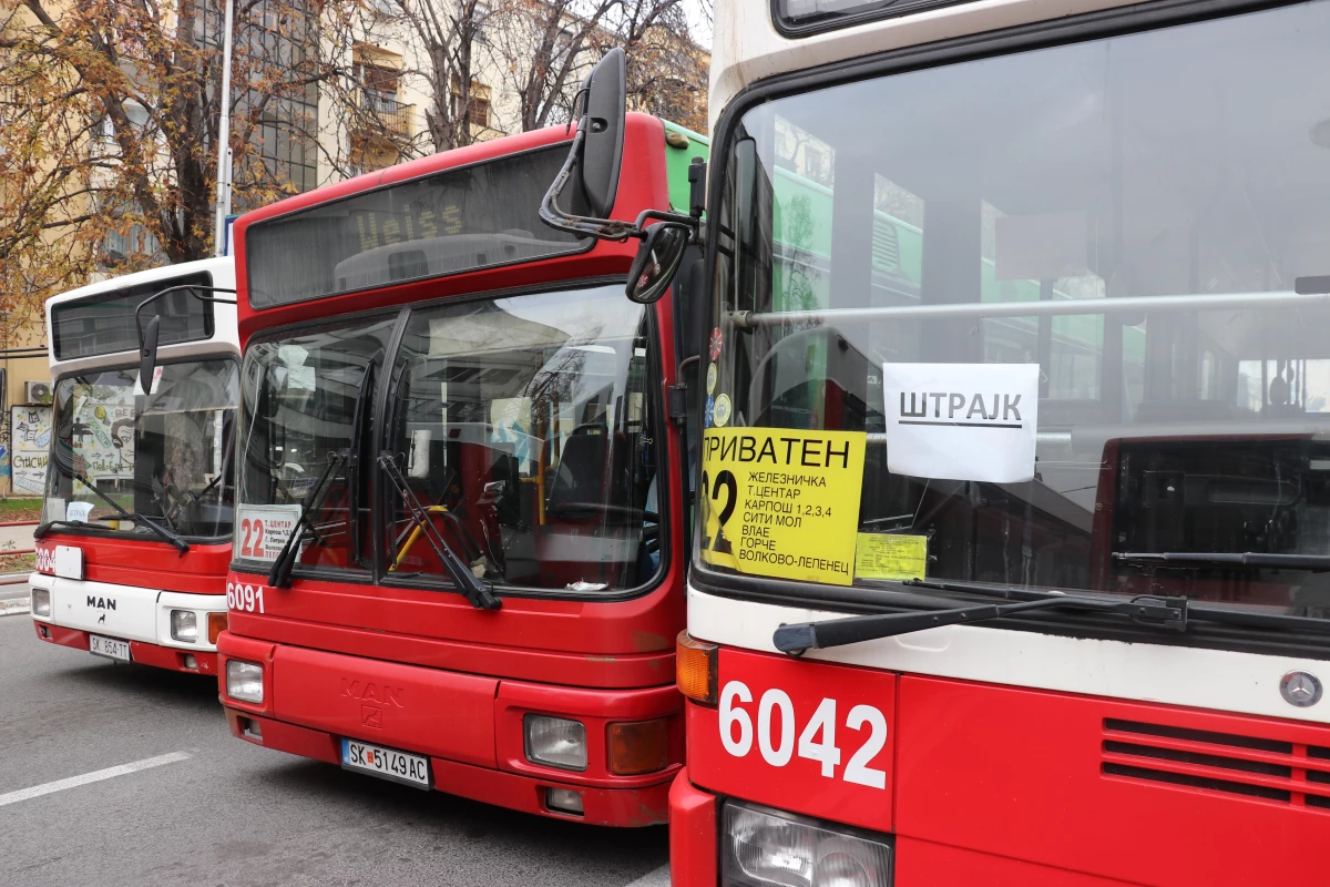 Kuzey Makedonya\'da otobüs şoförleri başkentteki yolları kapatarak protesto düzenledi