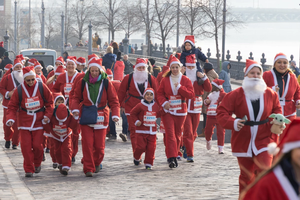 Macaristan\'da Noel Baba Koşusu