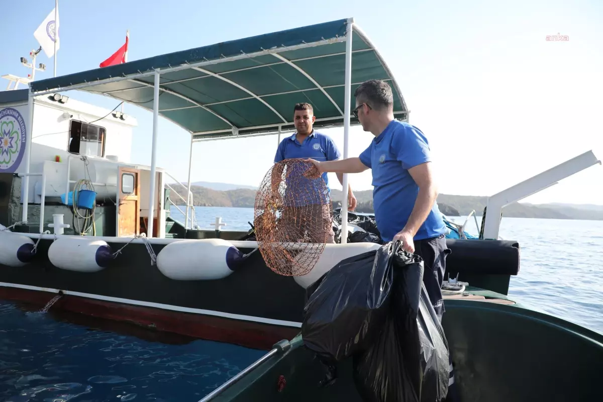 Muğla Büyükşehir, Gökova Körfezi\'nde 19 Bin Kilogram Çöp Topladı