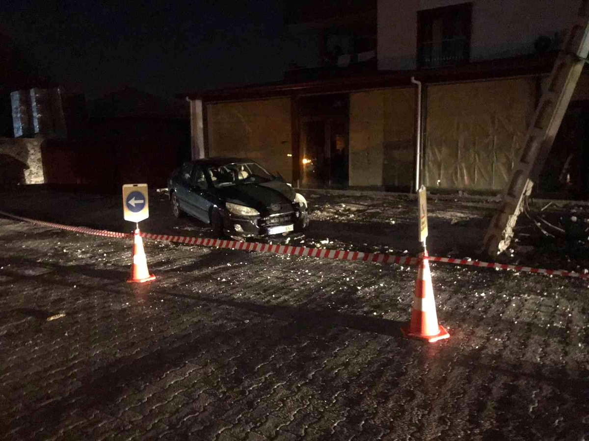 Osmaniye\'de otomobil önce elektrik direğine, ardından iş yerine çarptı: 2 yaralı