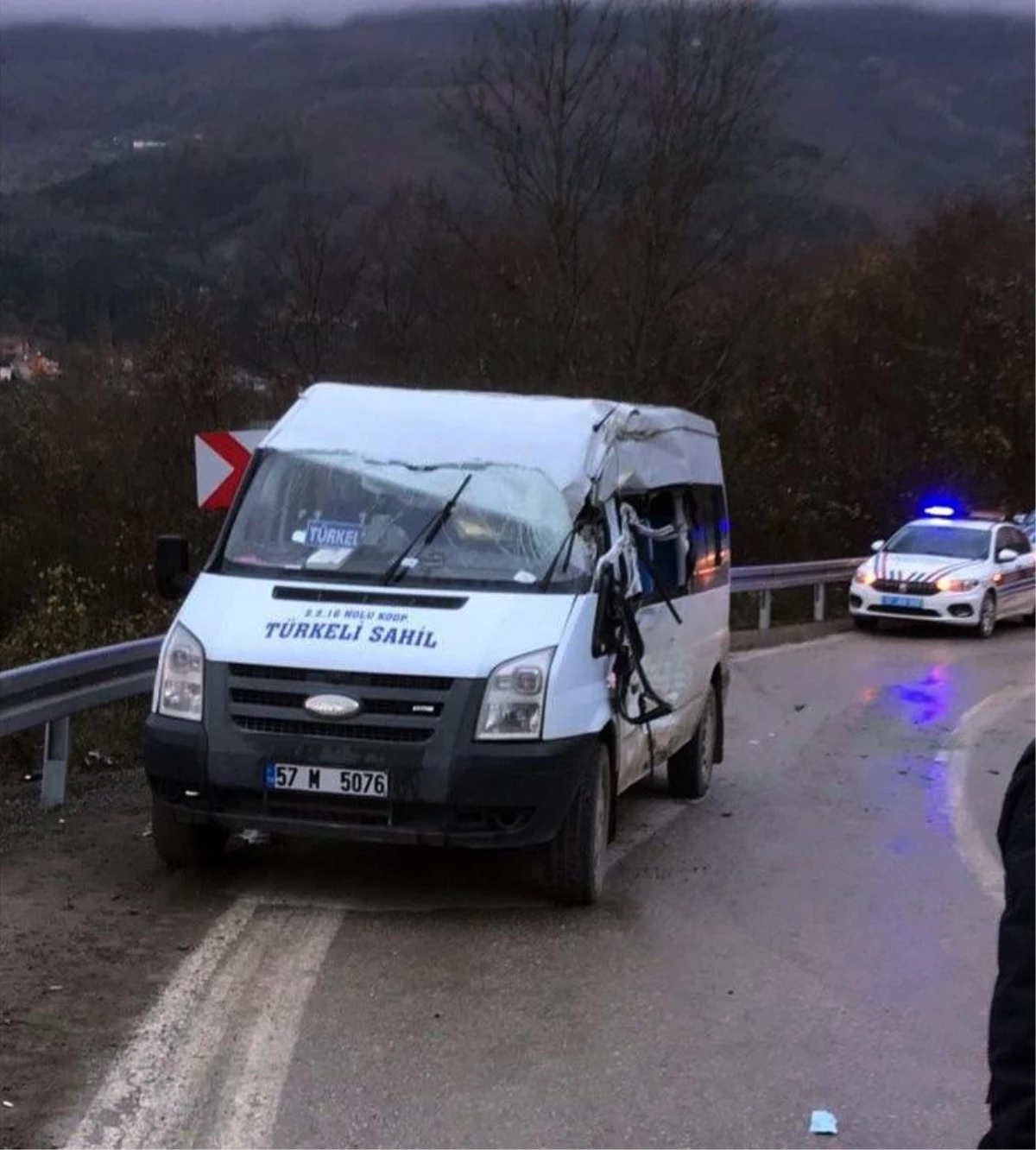 Sinop\'ta yolcu minibüsü ile kamyonun çarpıştığı kazada 5 kişi yaralandı