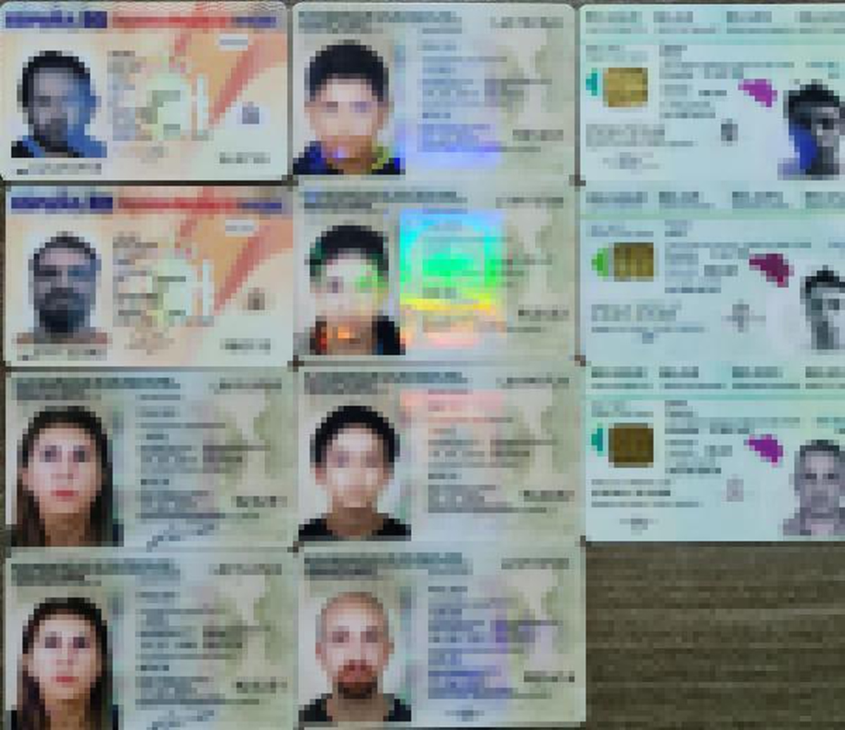 Tekneyle Yunanistan\'a kaçarken yakalanan FETÖ üyelerinde sahte yurt dışı kimlikler ele geçirildi