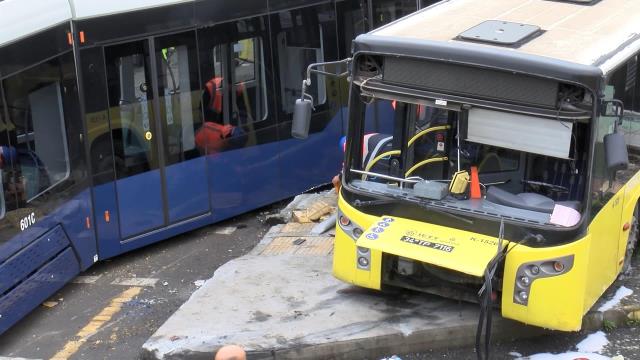 Tramvayın çarptığı otobüsün şoförü feci kazayı anlattı: Tramvay kırmızı ışıkta geçti Tramvayın çarptığı otobüsün şoförü feci kazayı anlattı: Tramvay kırmızı ışıkta geçti
