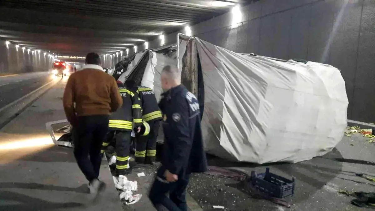 Turgutlu köprülü kavşak tünelinde kaza: 1\'i ağır 4 yaralı