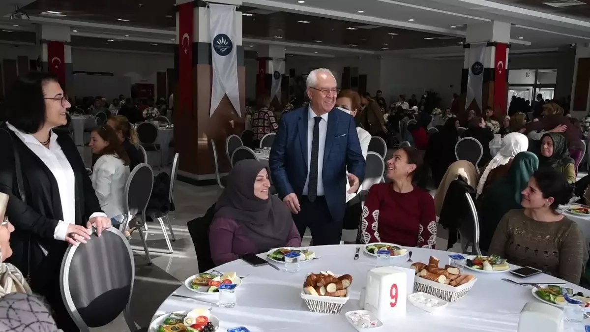 Türk Kadınına Seçme ve Seçilme Hakkı Verilmesinin 88. Yılı Karabağlar\'da Kutlandı