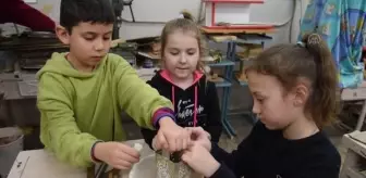 Ukrayna askerlerinin siperlerde ısınması için mum üretiyorlar