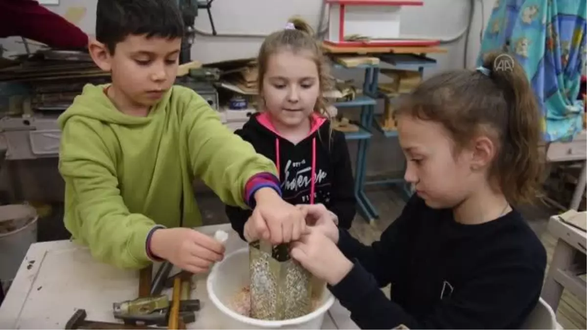 Ukrayna askerlerinin siperlerde ısınması için mum üretiyorlar